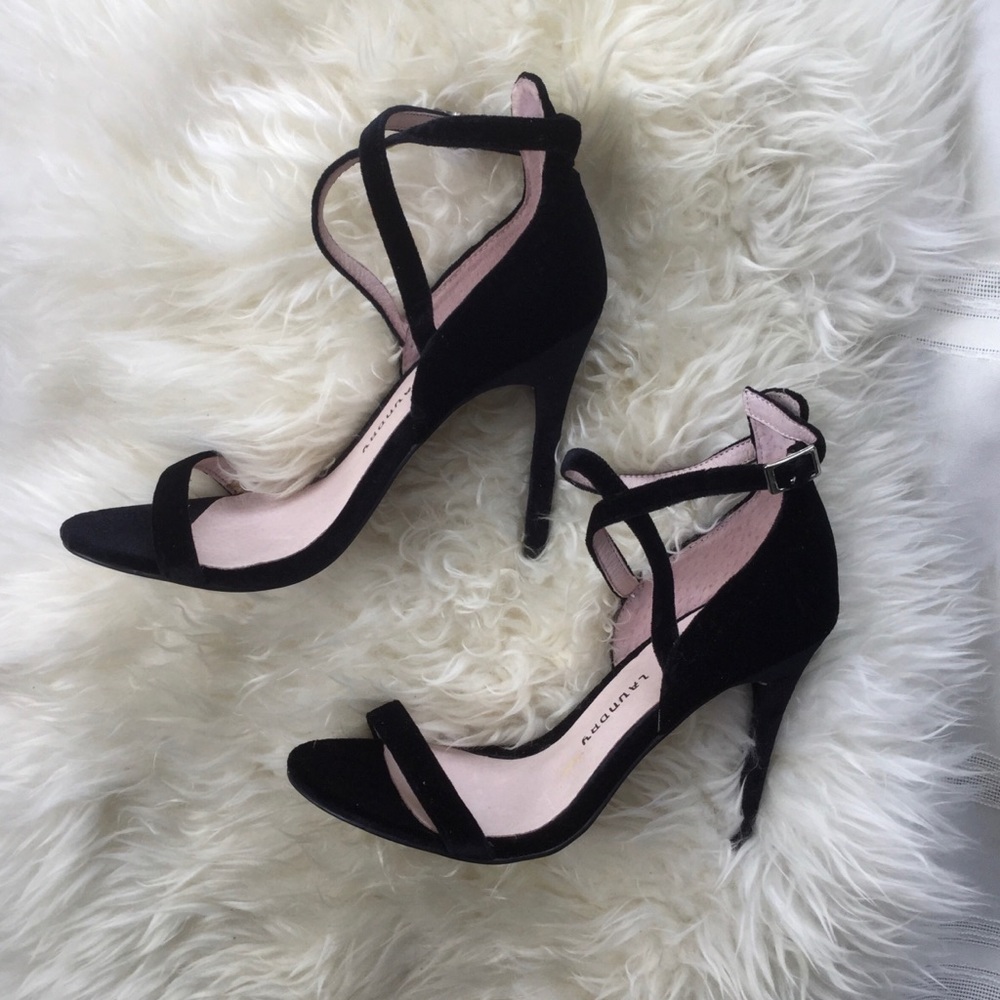 Black velvet Chinese Laundry heels SZ6